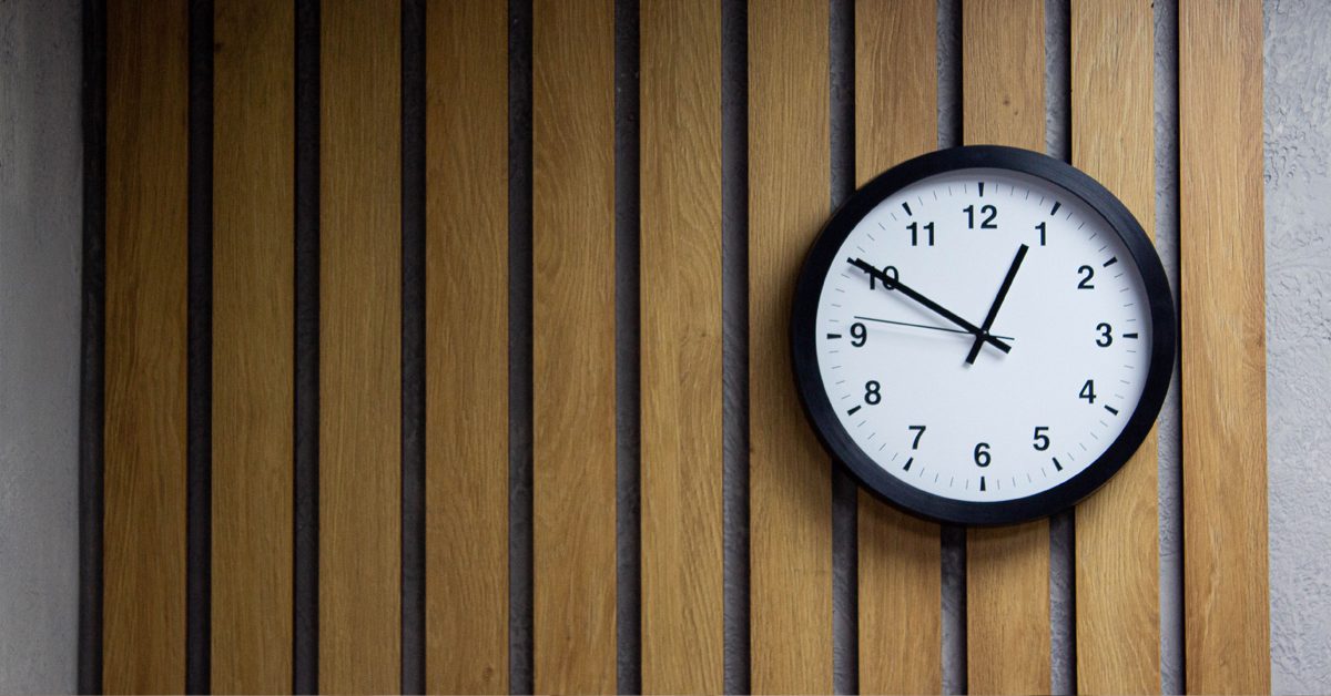 Zmiana czasu na zimowy 2026 - zegar wskazujący cofnięcie godziny i rozliczenie pracy nocnej