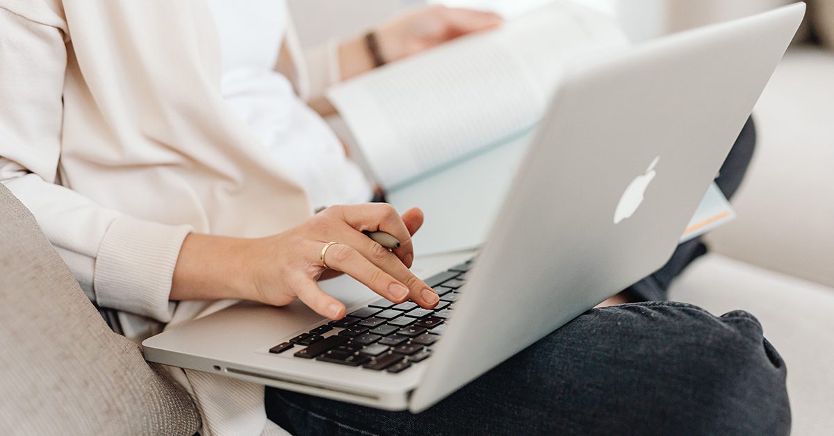 Przedsiębiorca przy laptopie sprawdza firmową skrzynkę – e-Doręczenia dla przedsiębiorców